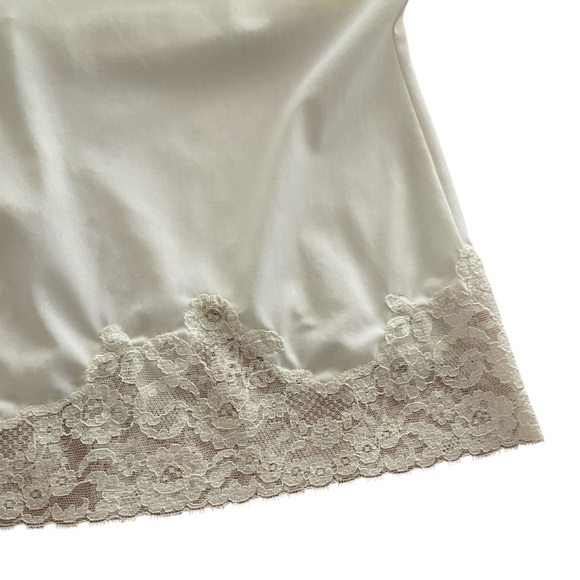 Vintage | Pin Up Style Lace Trimmed Slip - Picture 7 of 14